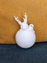 Biała bombka Śpiący Renifer do samodzielnego malowania – widok z przodu